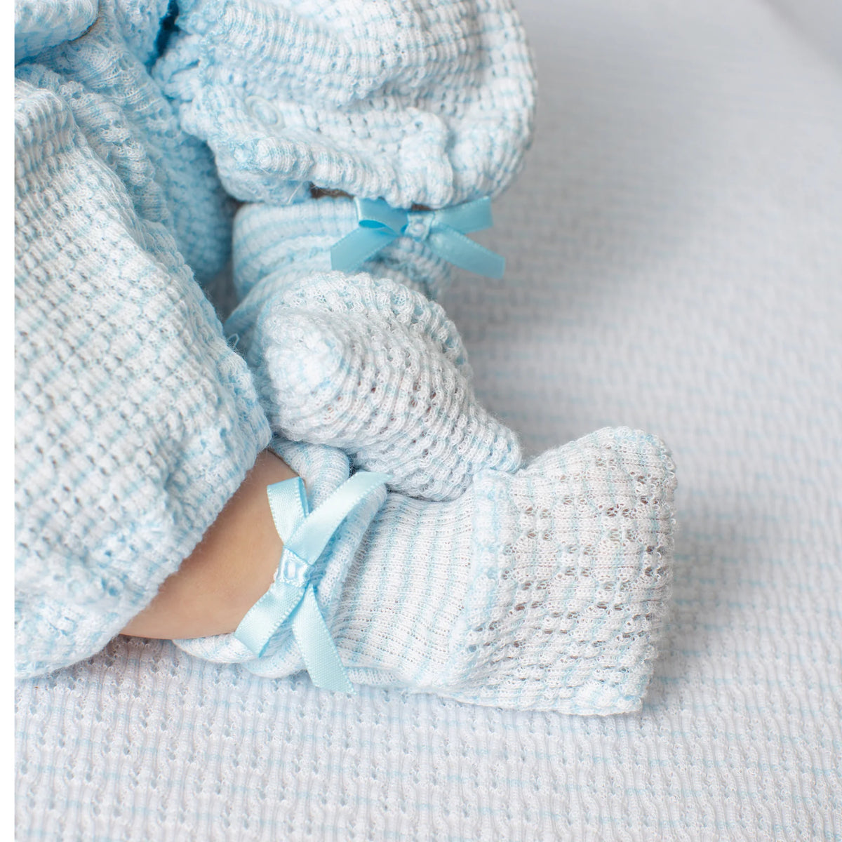 Patyknit Solid Color Booties with Bow