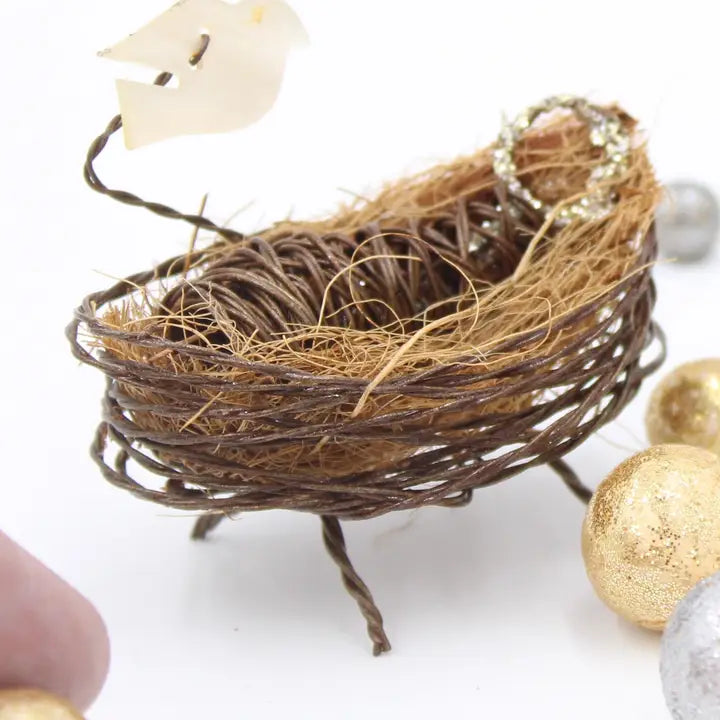 WIRE MANGER WITH DOVE