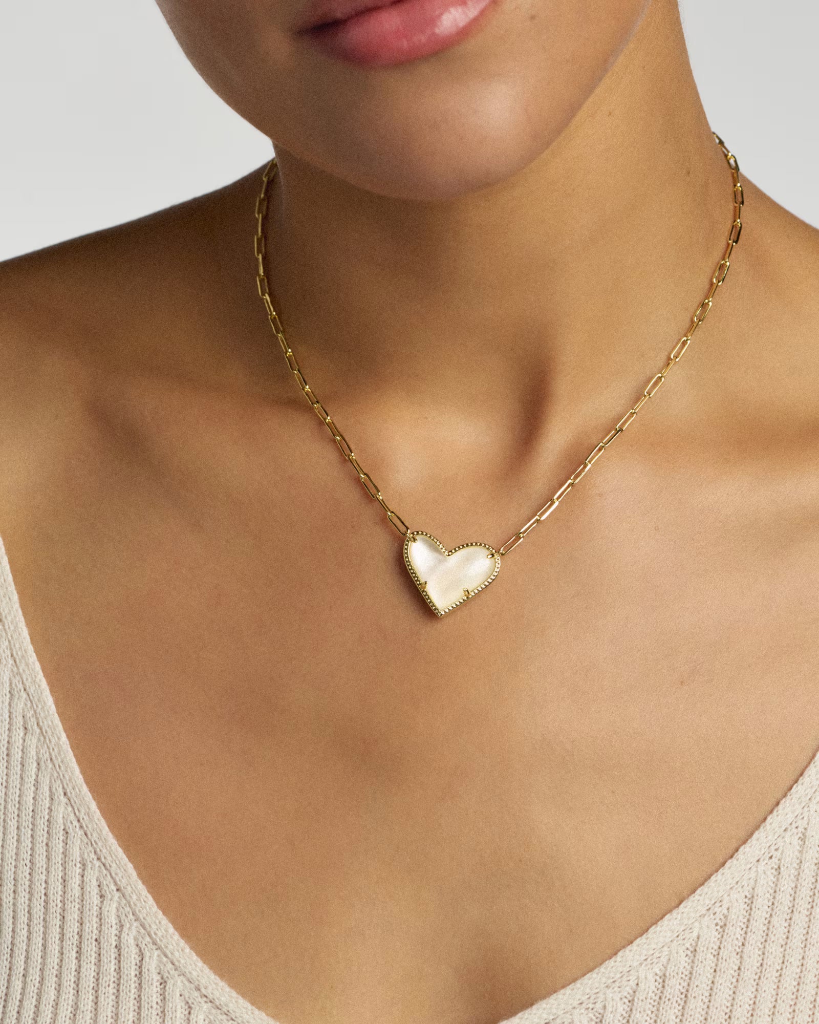 Kendra Scott | Ari Heart Statement Pendant Ivory Mother of Pearl